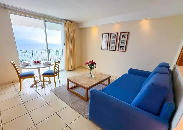Suite With Panoramic Ocean Views & Balcony!