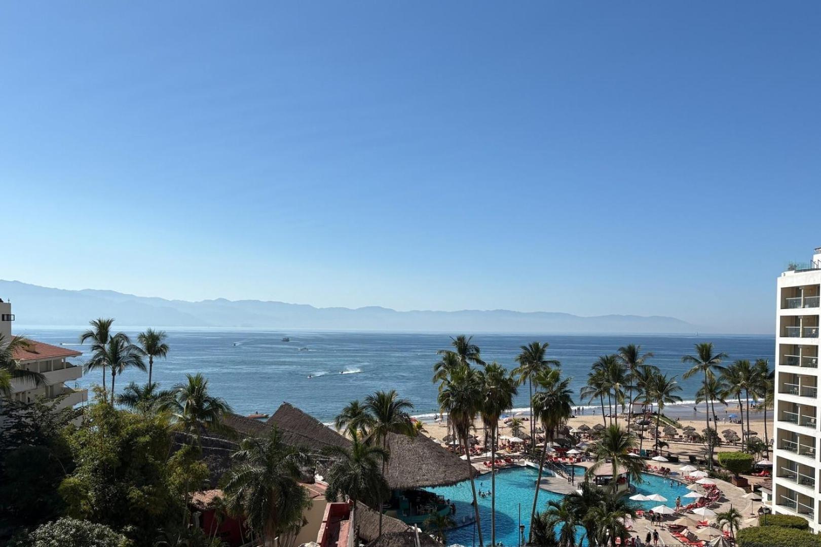 With Panoramic Ocean Views & Balcony! *