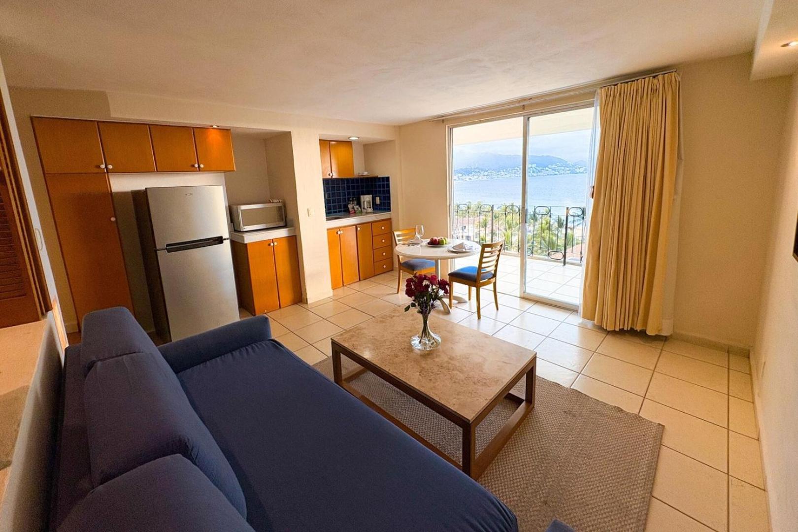 Holiday home With Panoramic Ocean Views & Balcony! *