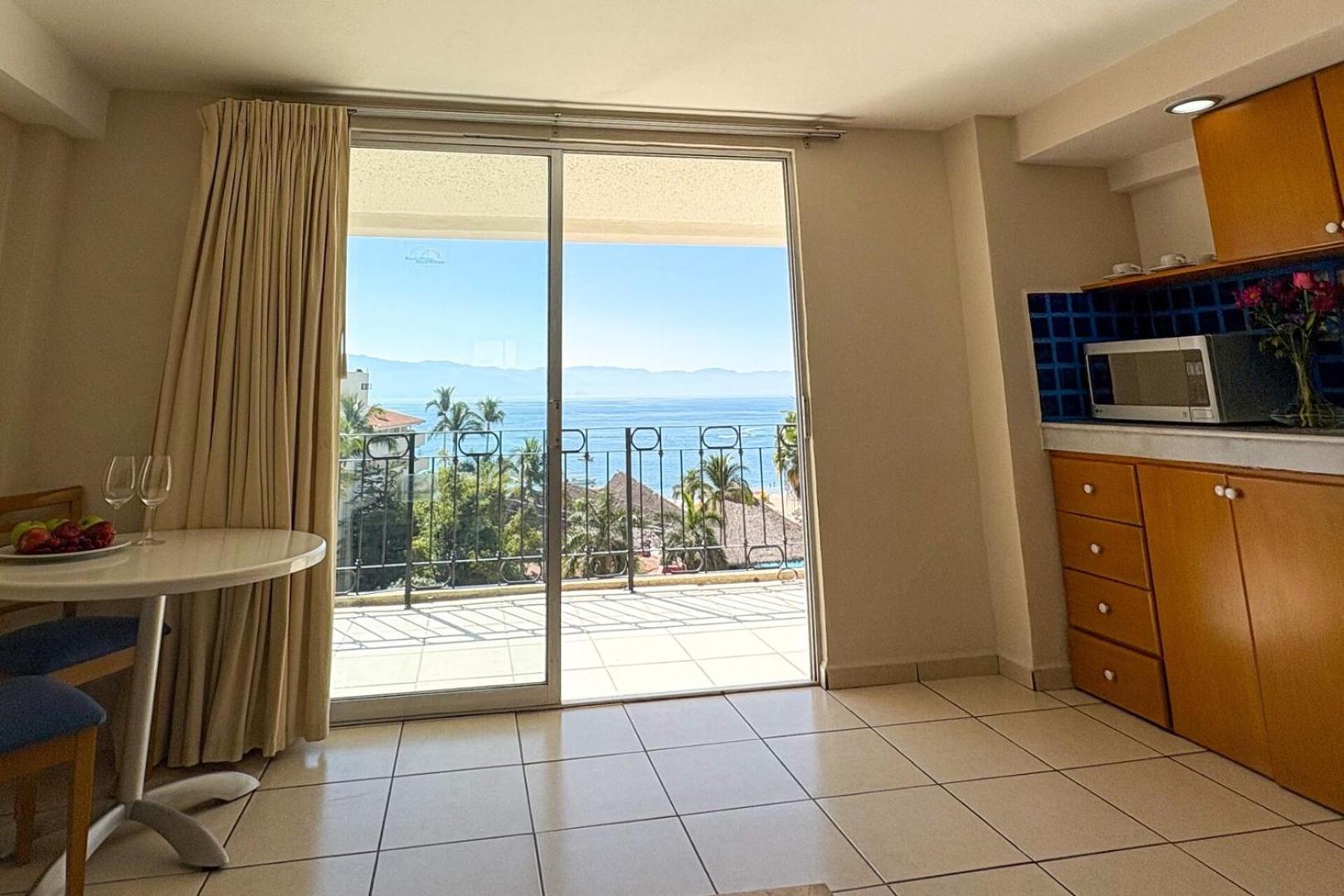 With Panoramic Ocean Views & Balcony! Holiday home