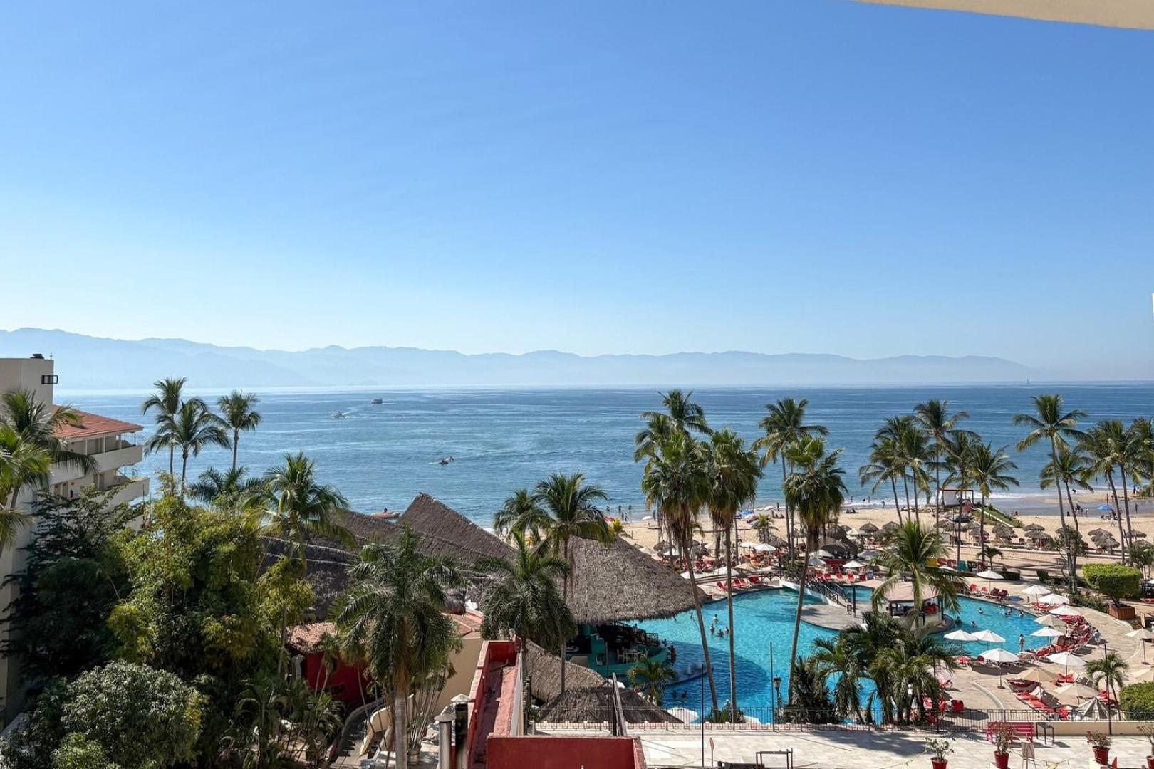 Holiday home With Panoramic Ocean Views & Balcony!