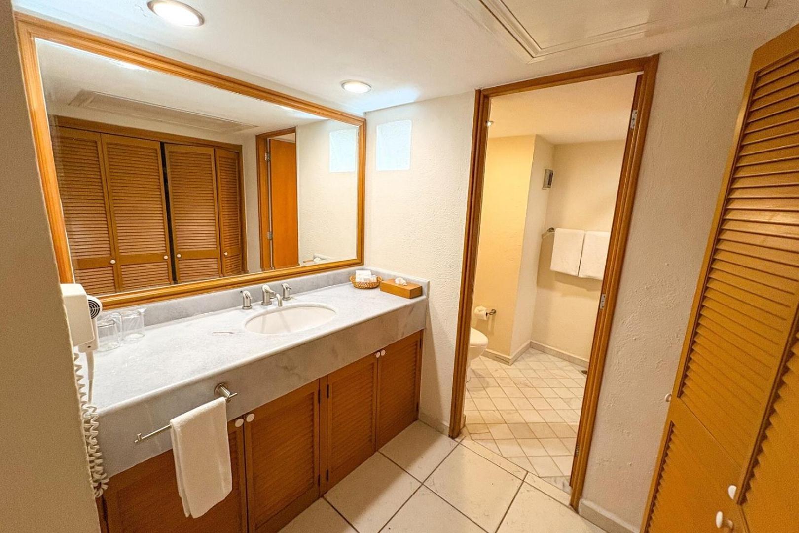 With Panoramic Ocean Views & Balcony! Holiday home *